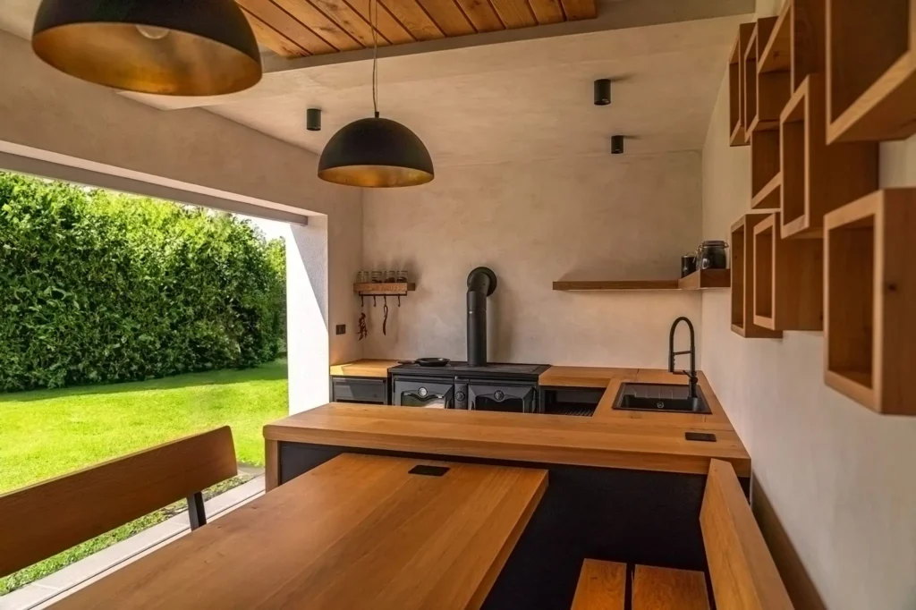 Luxusní venkovní kuchyňský nábytek z masivu pro stylové zahradní vaření