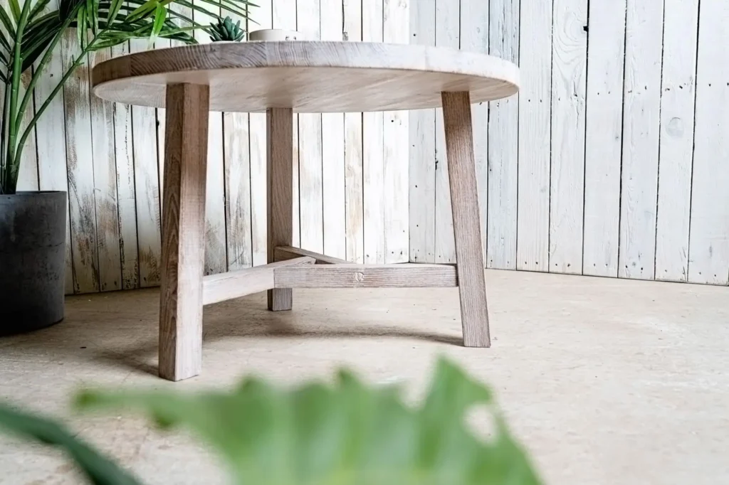 Elegantní dubový designový stůl, precizně ručně zpracovaný s důrazem na funkčnost a estetiku