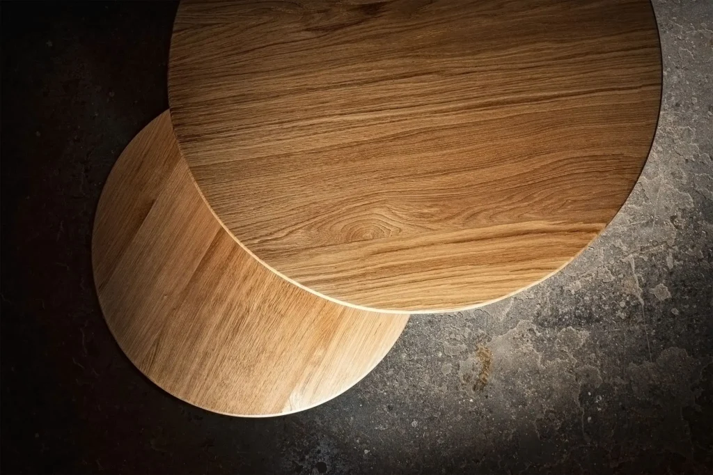 Originální kus nábytku - ručně vyráběný masivní stůl z dubu
